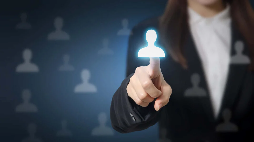 Profissional de atendimento e design no computador