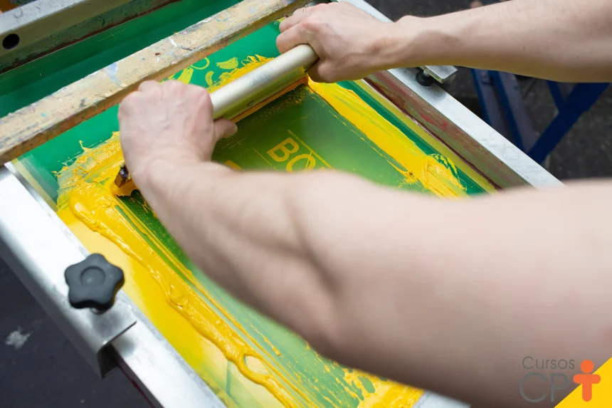 Serigrafia artesanal em ação